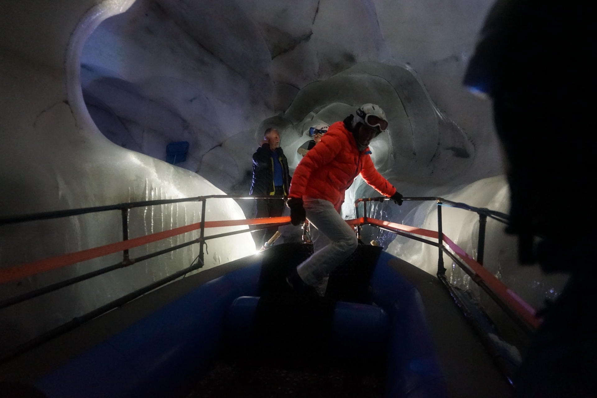 Durch den Gletscher im Boot: Ein Erlebnis ist eine Fahrt über den Gletschersee.