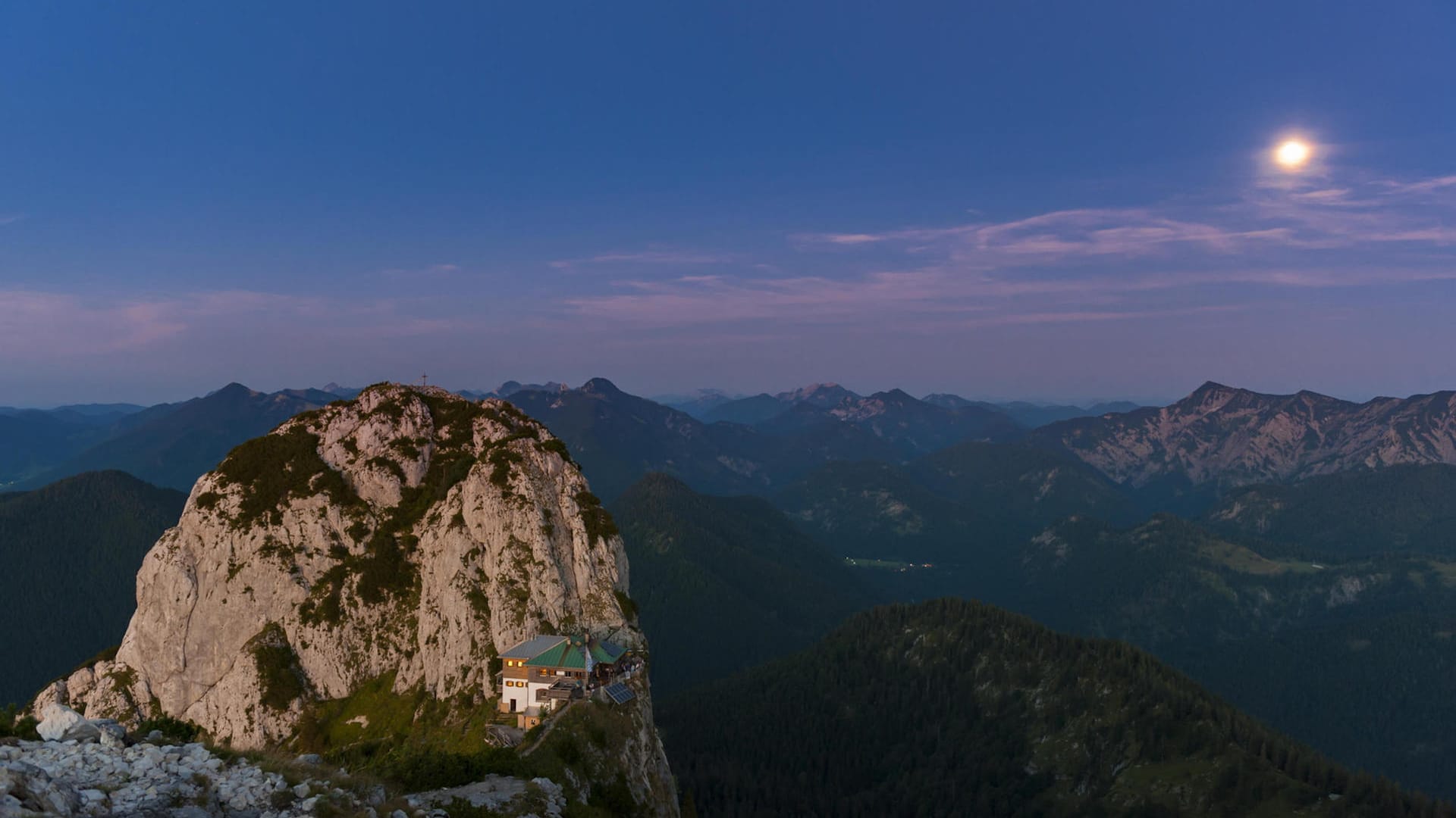 Die Tegernseer Hütte bei Nacht.