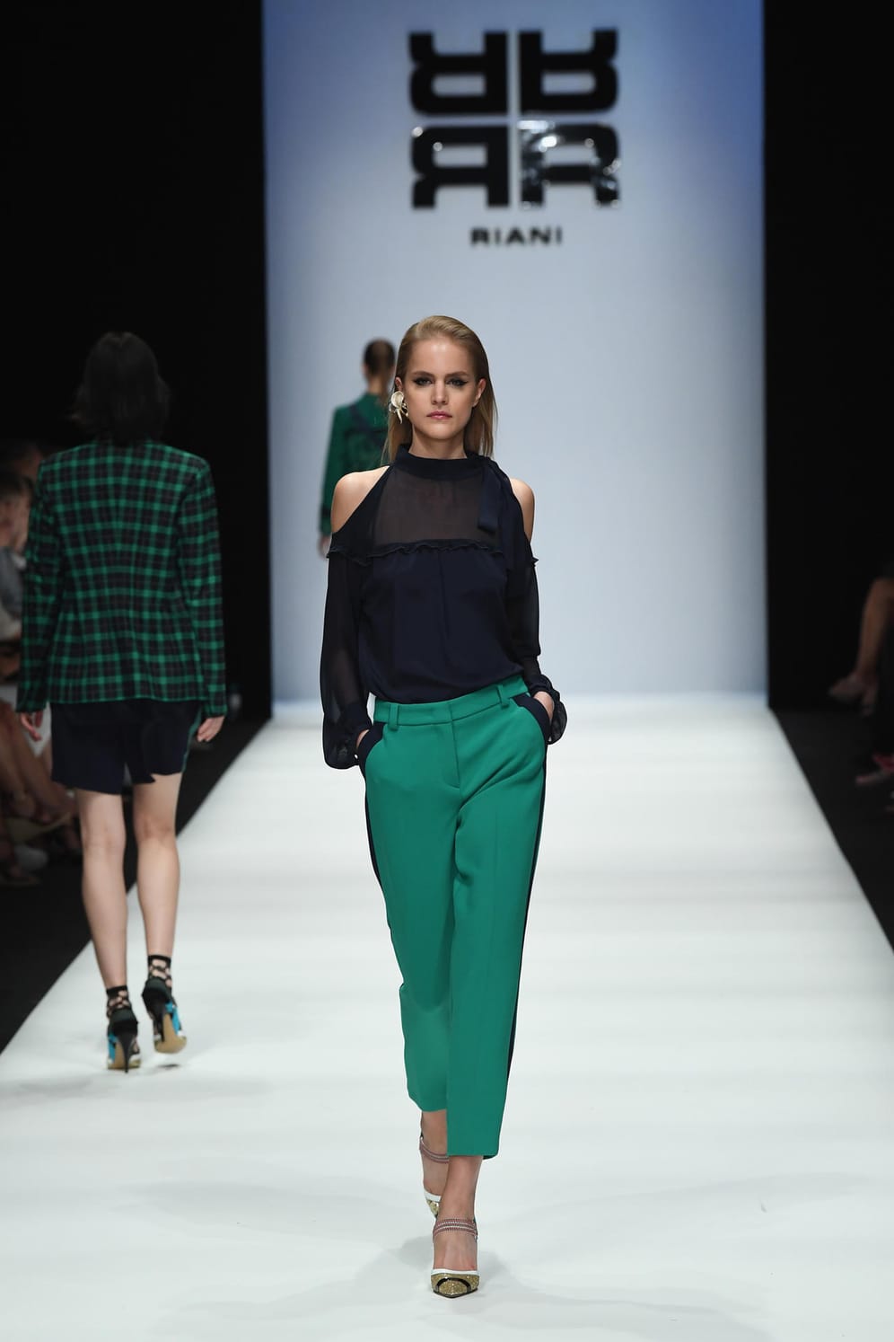 Einer von vielen Looks: Ein Model präsentiert ein Outfit aus der Spring/Summer-Kollektion 2019 von Riani.