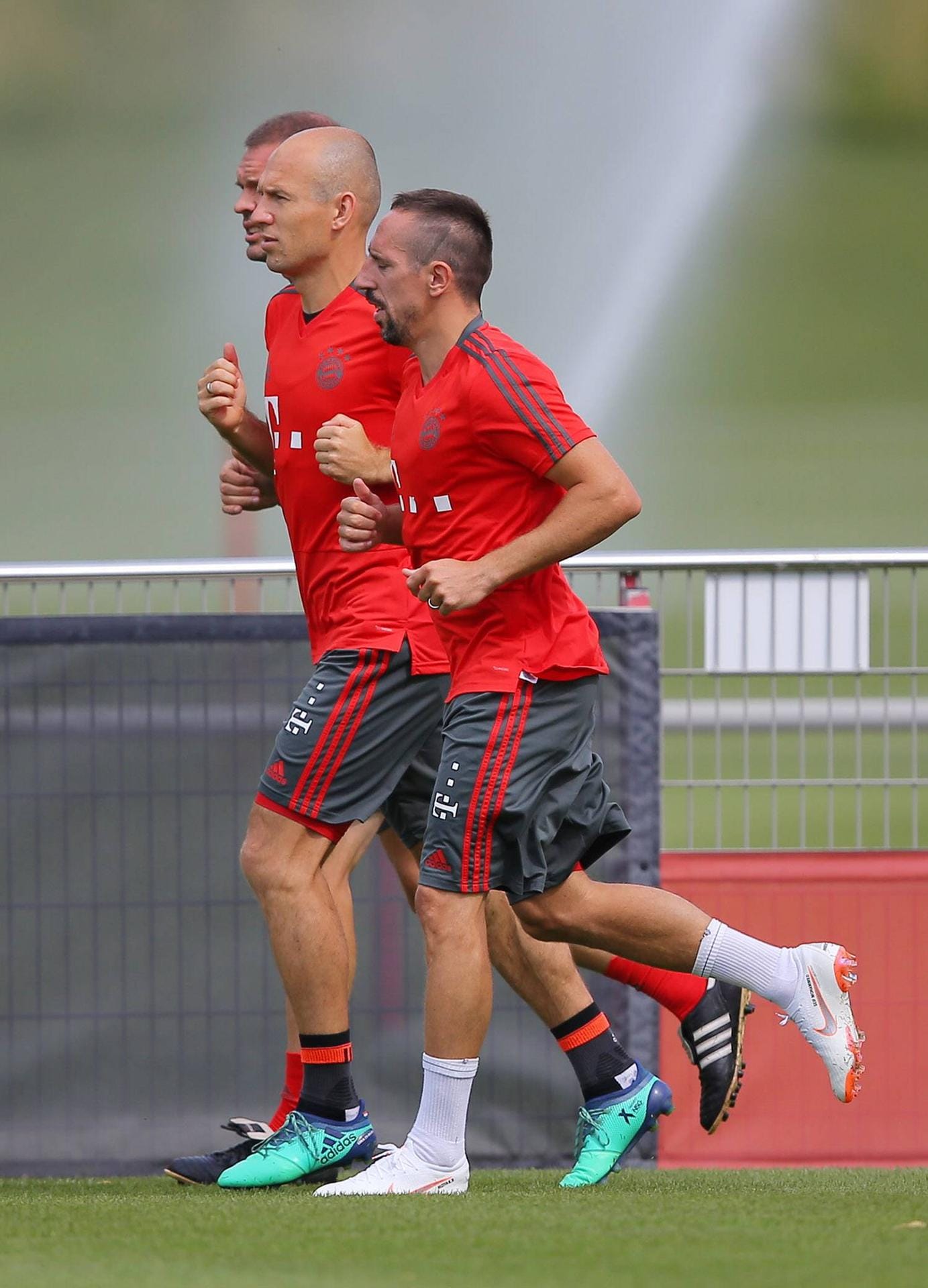 Arjen Robben und Franck Ribéry sind schon im Training. Robben verpasste mit den Niederlanden die WM, Ribéry hat die Nationalelf längst ad acta gelegt. Nun wollen sie noch einmal beim FC Bayern durchstarten.