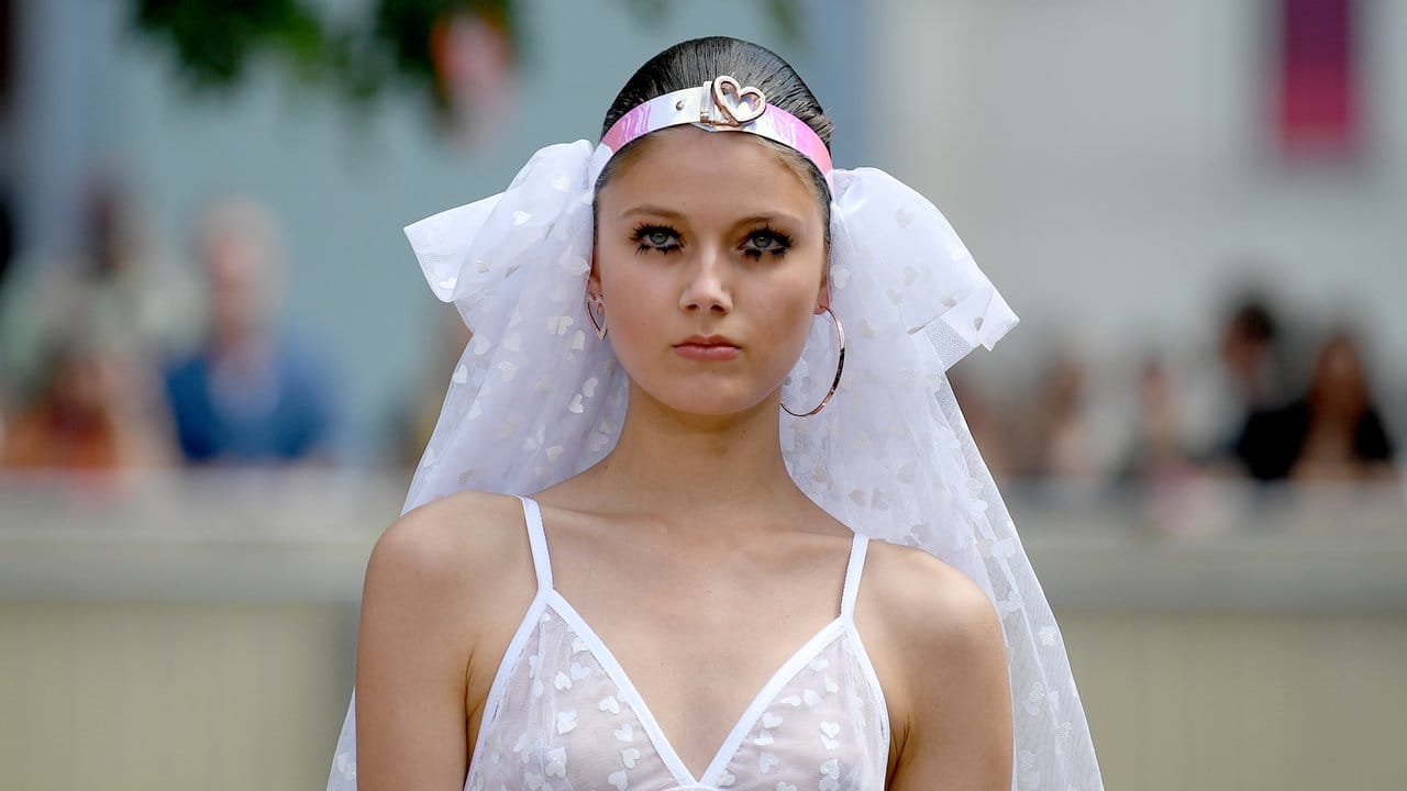 Die Braut trägt Weiß - und wenig: Eine Kreation von Marina Hoermanseder.