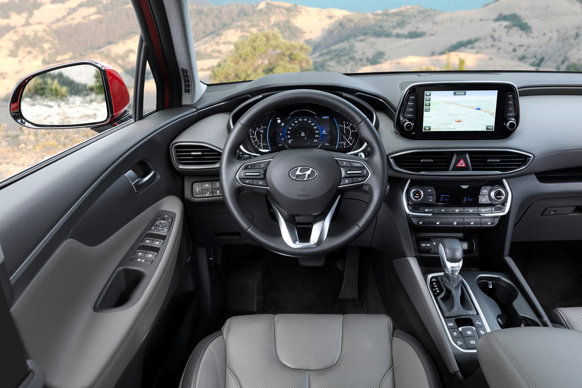 Cockpit des Hyundai Santa Fe: Im Interieur gibt er sich klassisch. Instrumente hinter dem Lenkrad, großer, freistehender Bildschirm in Armaturenbrettmitte, darunter die Lüftungsgitter sowie die Regulierungen für die Klimaanlage.