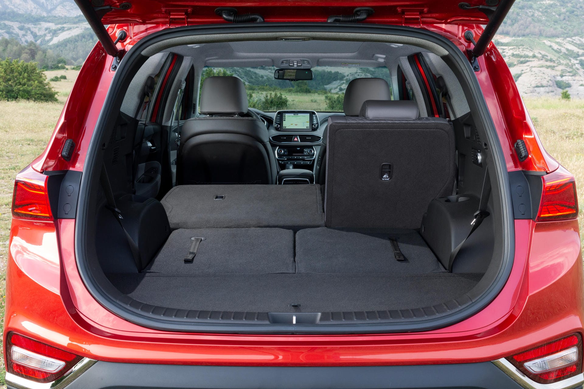 Stauraum des Hyundai Santa Fe: Das Platzangebot erweist sich als großzügig, vorne wie hinten. Hinter den geteilt umlegbaren Rücksitzen bleiben üppige 625 Liter, maximal sind es 1.695 Liter. Stauraum des Hyundai Santa Fe: Das Platzangebot erweist sich als großzügig, vorne wie hinten. Hinter den geteilt umlegbaren Rücksitzen bleiben üppige 625 Liter, maximal sind es 1.695 Liter.