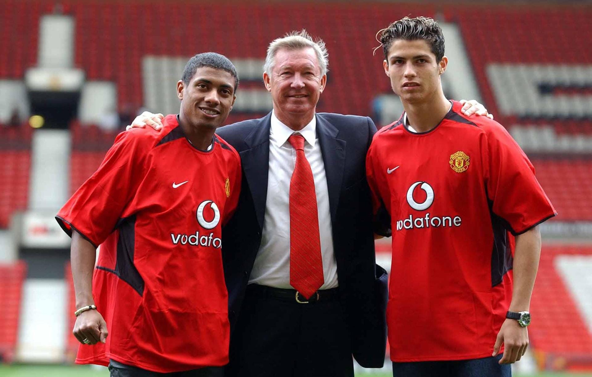Jose Kleberson (v.l.), Trainer Alex Ferguson, Cristiano Ronaldo: 2003 folgte der erste große Transfer für Ronaldo. Er wechselte für 17,5 Millionen Euro von Sporting Lissabon zum englischen Top-Klub Manchester United.
