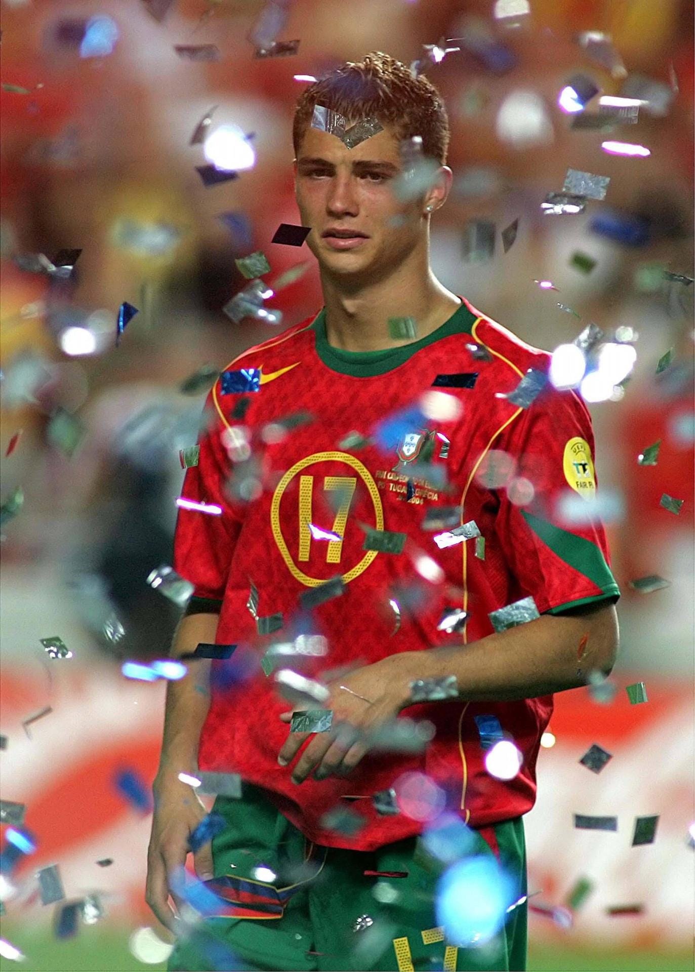Der traurige Stürmer im Glitterregen bei der Siegerehrung: 2004 erlebte der Fußballer im eigenen Land eine bittere Niederlage. Portugal verlor im EM-Finale gegen Griechenland mit 1:2.