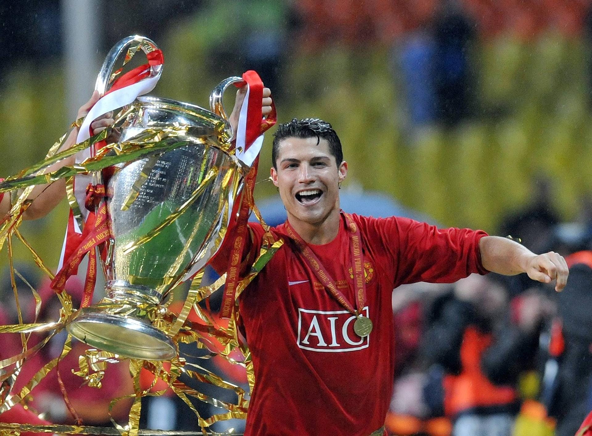 Der Champions-League-Sieger mit der Trophäe 2008: Mit Manchester United konnte Ronaldo im Endspiel gegen den FC Chelsea zum ersten Mal den wichtigsten Titel im europäischen Vereinsfußball mit nach Hause nehmen.