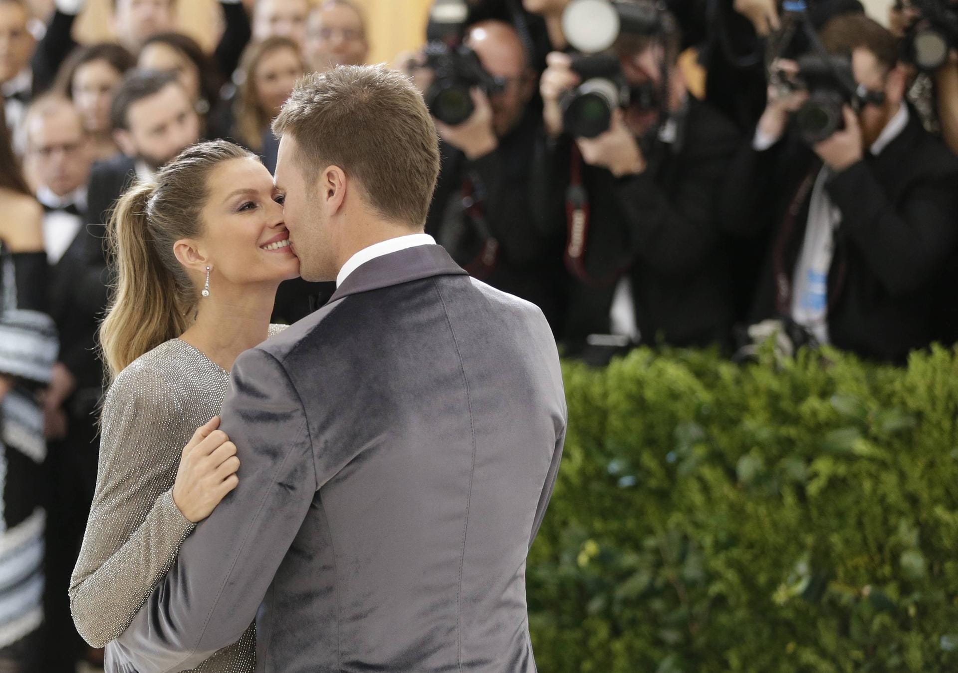 Er knutscht, sie lächelt: In Sachen Kuss-Koordination müssen sich Gisele Bündchen und ihr Ehemann Tom Brady noch ein wenig besser abstimmen.