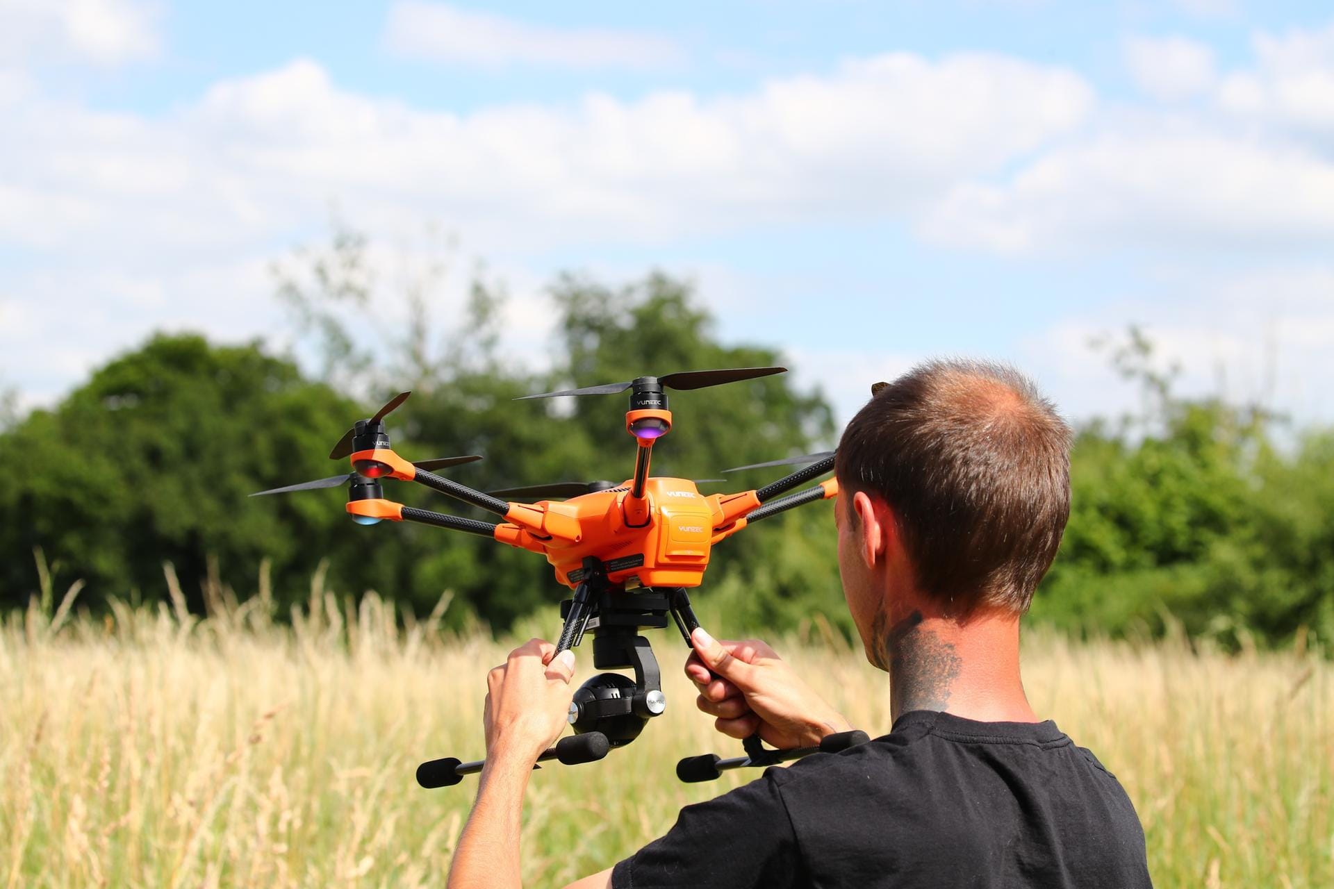 Tierschützer wie Andreas Nowack wollen mit Drohnen Rehkitze auf Feldern aufspüren.