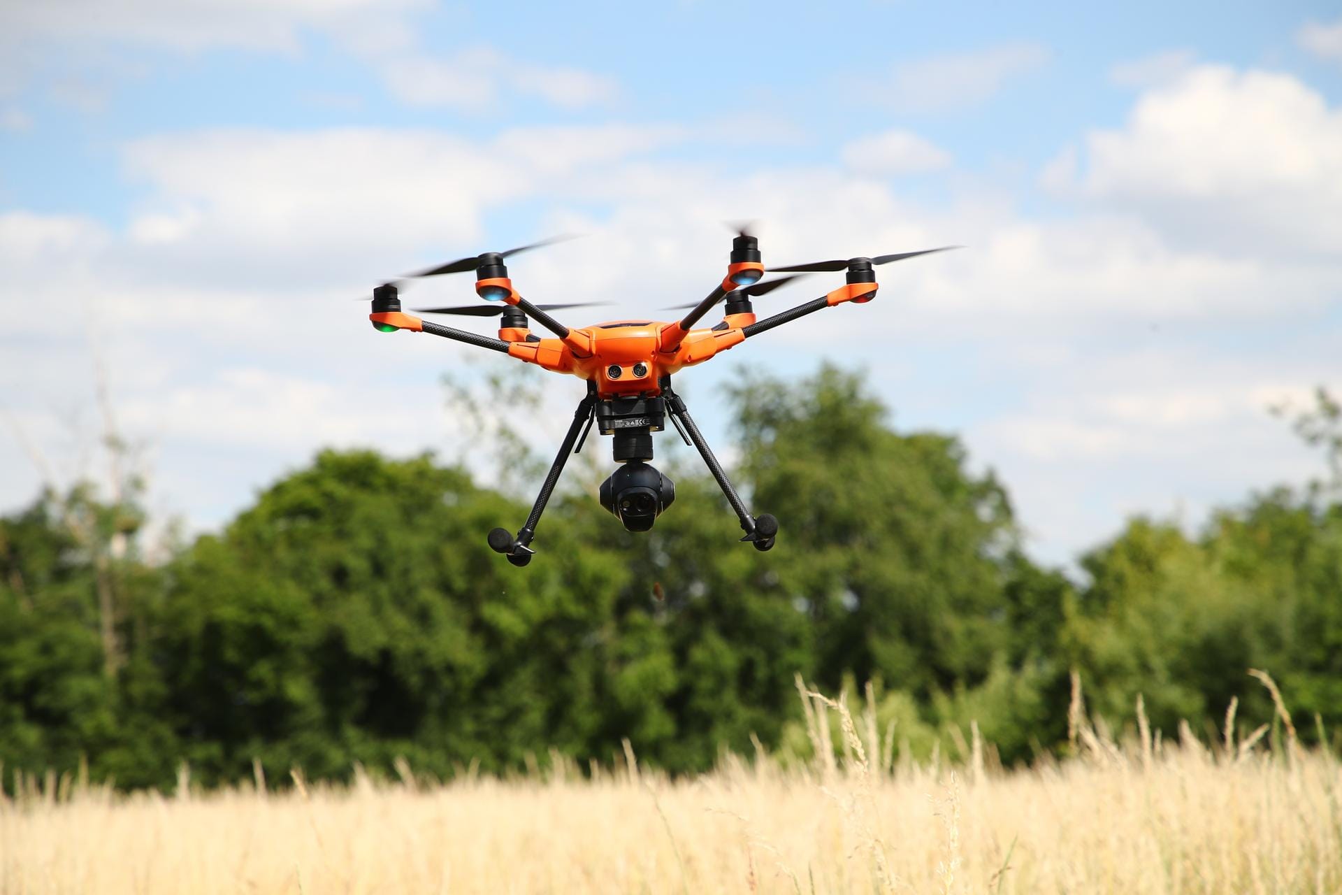 Die Drohne ist mit einer Wärmebildkamera ausgestattet. Jedes Jahr zur Ernte von Gras und Grünroggen im April und Mai werden tausende der noch hilflosen Rehkitze durch Mähmaschinen getötet oder verletzt.