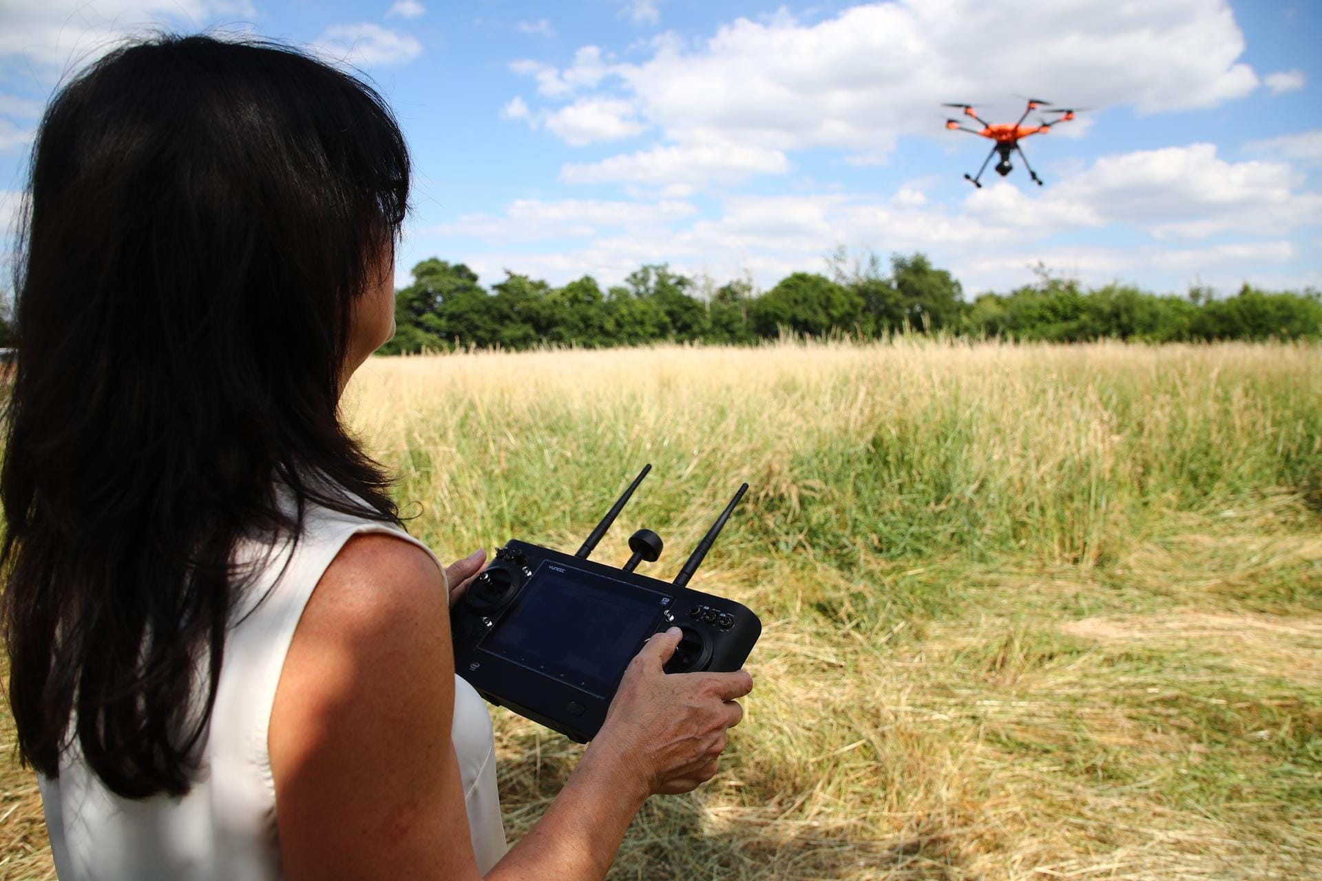 Hier steuert Tierschützerin Dagmar Seidenbechereine eine Drohne über ein Feld bei Gera.