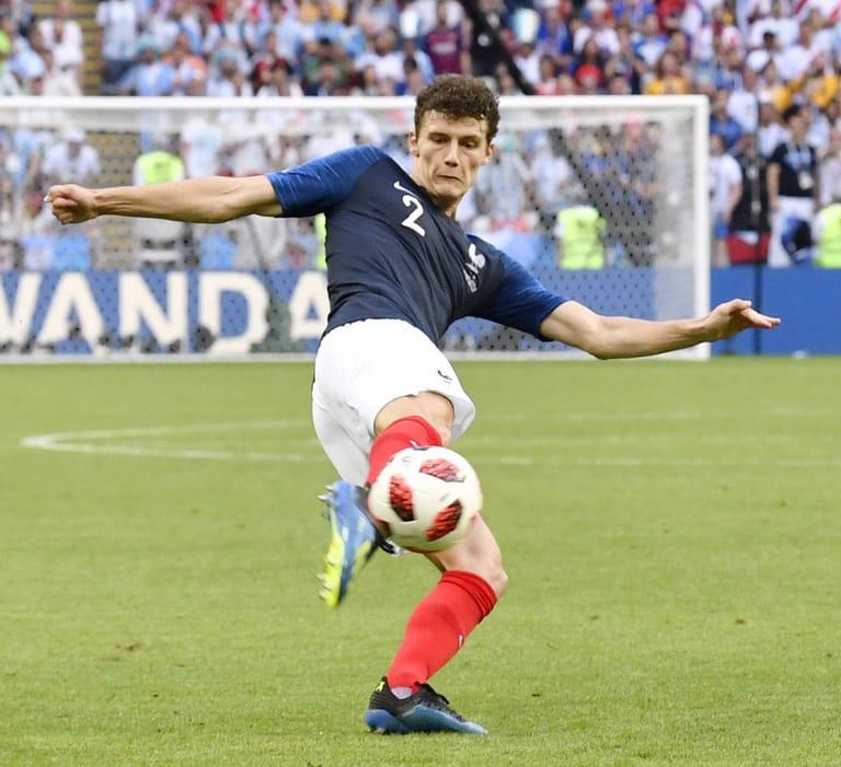 Vielleicht der schönste Treffer der WM: Frankreichs Pavard zieht mit rechts ab, der Ball schlägt links oben im argentinischen Tor ein. Das 2:2 beim 4:3-Sieg im Achtelfinale.