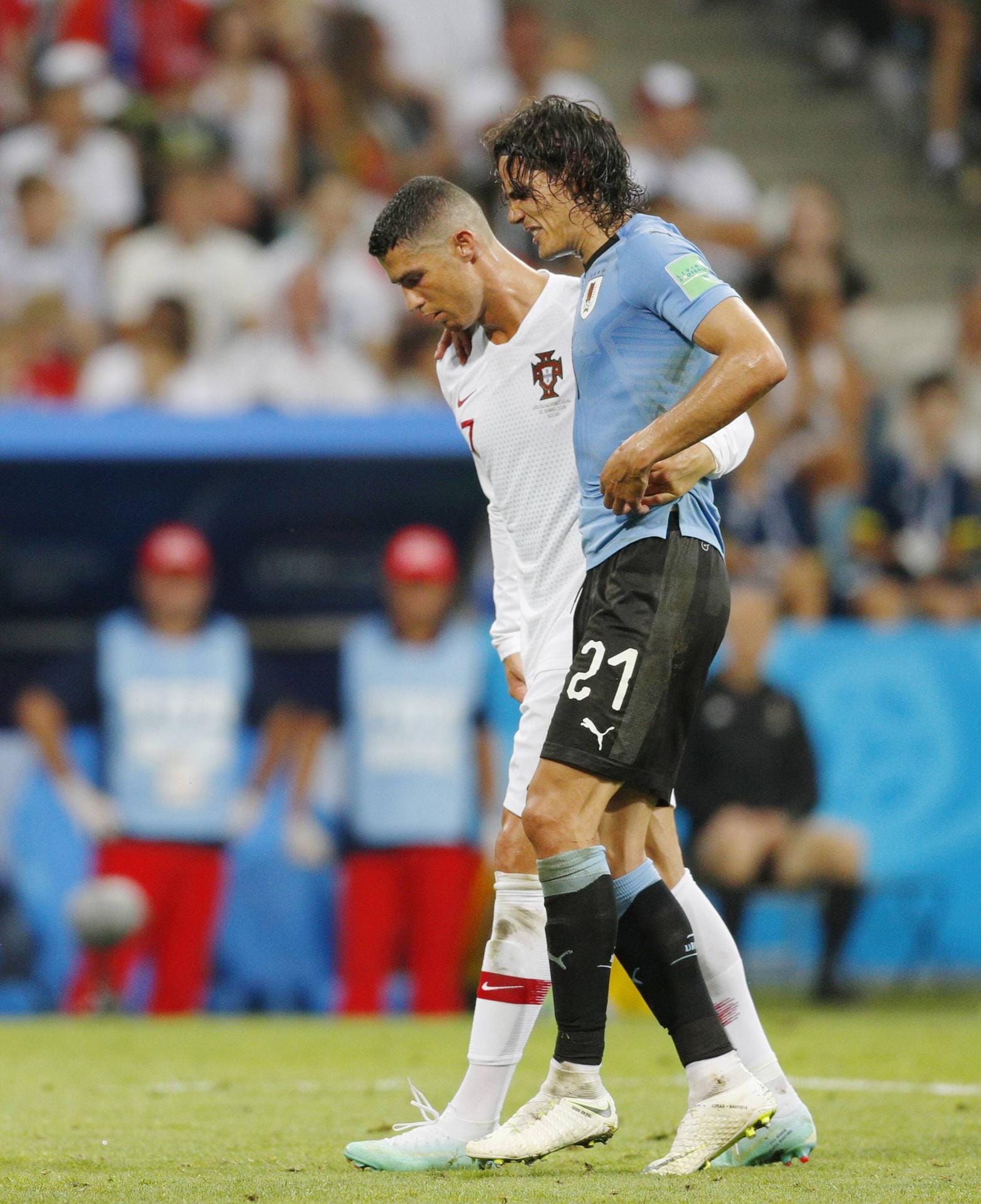 Eine der besonderen Szenen. Portugals Ronaldo hilft dem verletzten Uruguayer Cavani vom Platz.