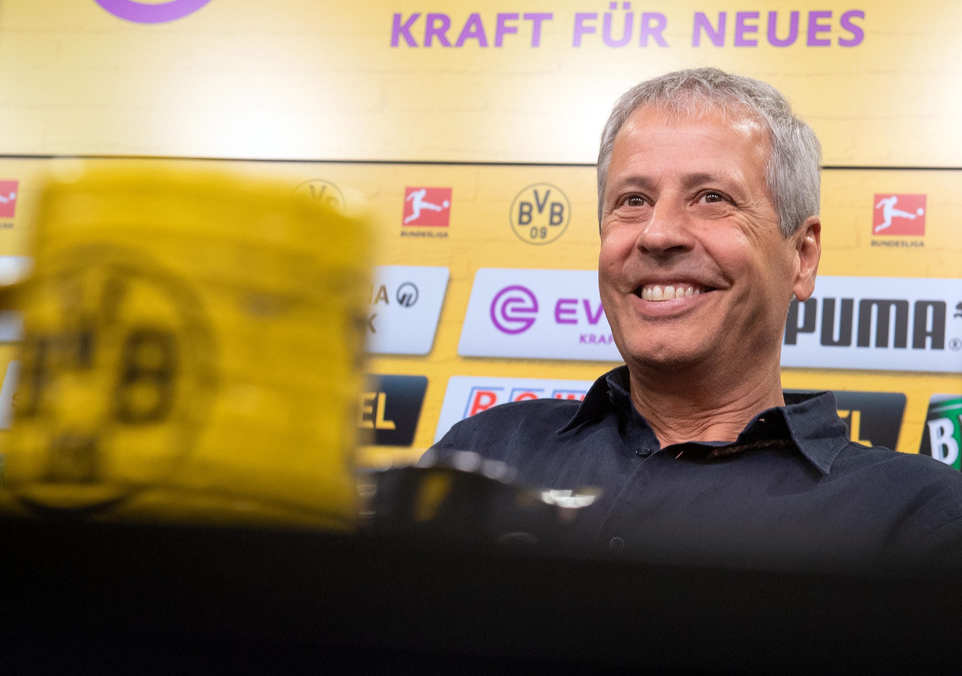 Lucien Favre, der neue Trainer von Borussia Dortmund, lacht auf dem Podium. Der 60 Jahre alte Schweizer tritt die Nachfolge von Peter Stöger an.