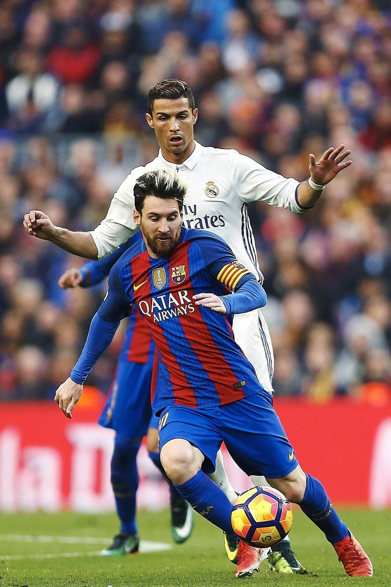 Dauerrivalen: Lionel Messi und Cristiano Ronaldo gelten als ewige Konkurrenten auf dem Spielfeld. Messi will das nicht ganz so stehen lassen: "Ich habe es immer betont – und er auch: Diese Rivalität wird mehr von der Presse angeheizt als von uns", sagte der Argentinier dem Sender "ESPN".