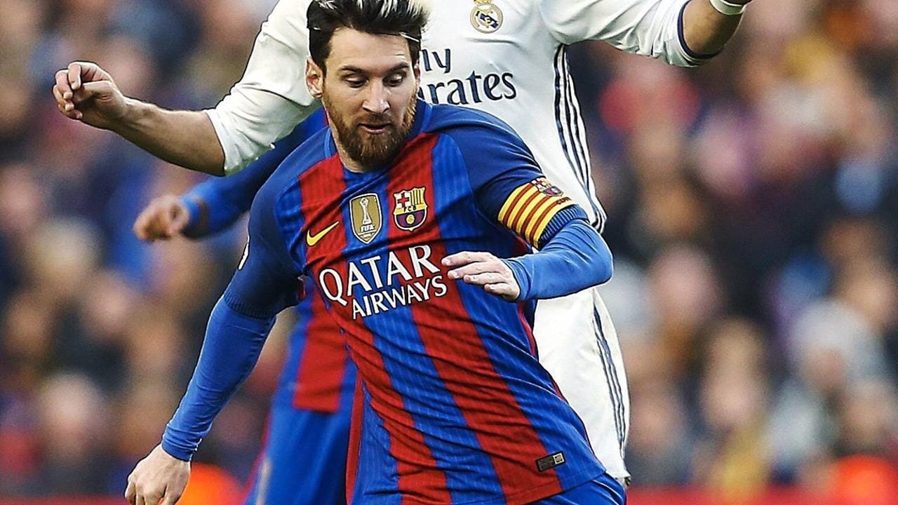 Dauerrivalen: Lionel Messi und Cristiano Ronaldo gelten als ewige Konkurrenten auf dem Spielfeld. Messi will das nicht ganz so stehen lassen: "Ich habe es immer betont – und er auch: Diese Rivalität wird mehr von der Presse angeheizt als von uns", sagte der Argentinier dem Sender "ESPN".