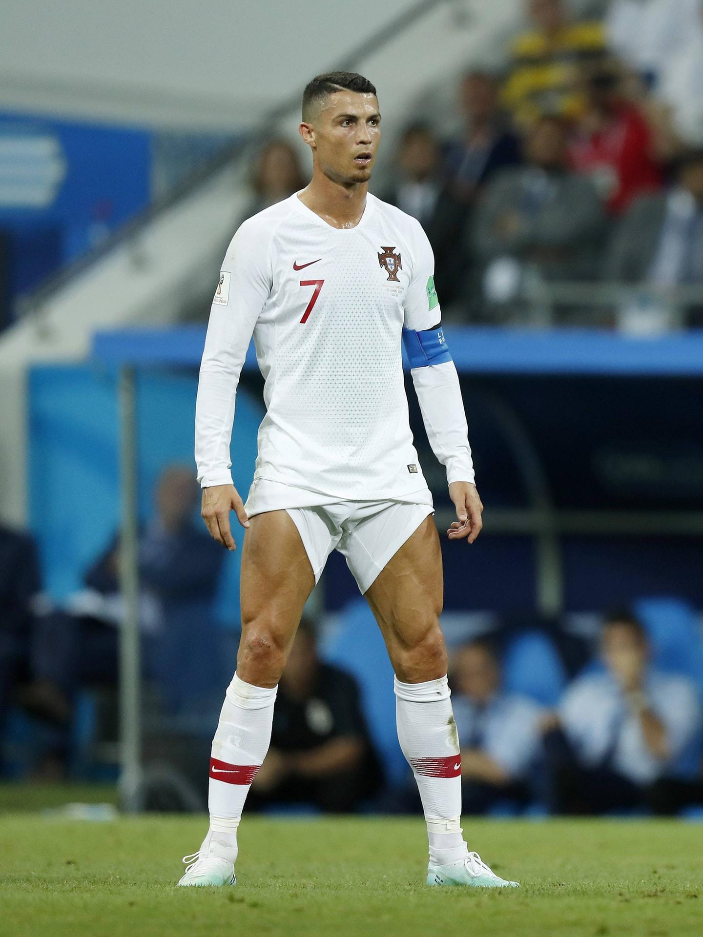 Ronaldo und seine Hosen-Pose: Beim Achtelfinale Uruguay gegen Portugal glänzte der 33-Jährige beim Freistoß nicht durch sein fußballerisches Können, sondern durch seine weltberühmte Pose. Die Mauer konnte er dabei nicht überwinden.