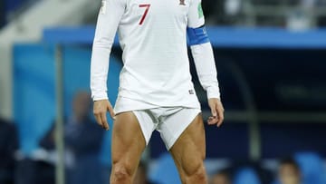 Ronaldo und seine Hosen-Pose: Beim Achtelfinale Uruguay gegen Portugal glänzte der 33-Jährige beim Freistoß nicht durch sein fußballerisches Können, sondern durch seine weltberühmte Pose. Die Mauer konnte er dabei nicht überwinden.