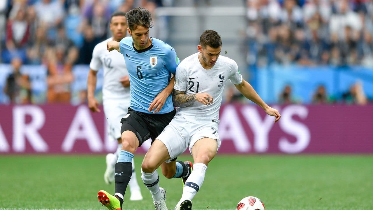 Rodrigo Bentancur aus Uruguay (l) kämpft mit Frankreichs Lucas Hernandez um den Ball.
