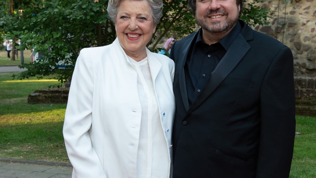 Marie-Luise Marjan schritt mit Joern Hinkel, Intendant der Hersfelder Festspiele, über den Roten Teppich.