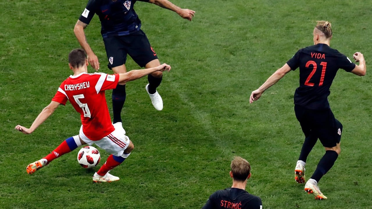 Russlands Denis Tscheryschew (l) kann sich vor seinem Treffer zum 1:0 gegen gleich drei Kroaten durchsetzen. Russlands Denis Tscheryschew (l) kann sich vor seinem Treffer zum 1:0 gegen gleich drei Kroaten durchsetzen.