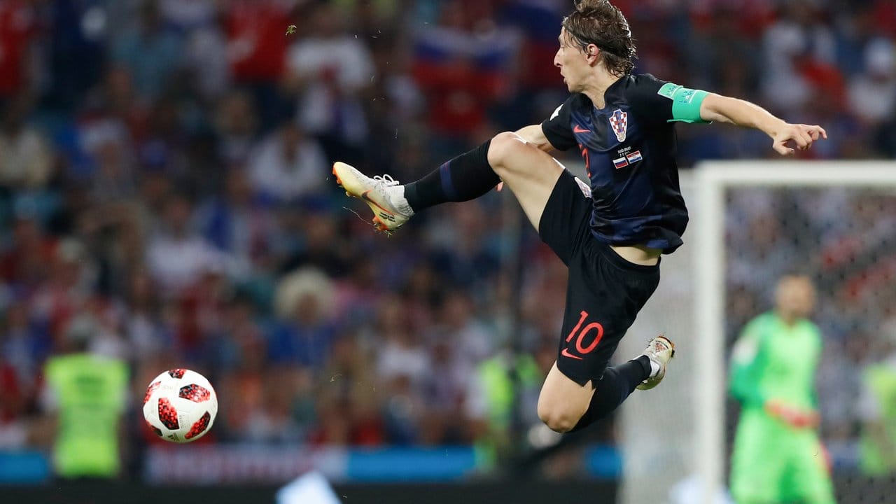 Kroatiens Kapitän Luka Modric springt zum Ball. Kroatiens Kapitän Luka Modric springt zum Ball.