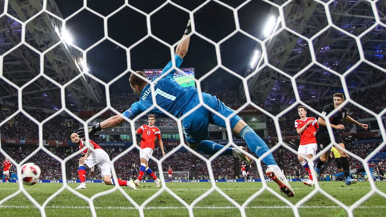 Kroatiens Andrej Kramaric (r) trifft gegen den russischen Keeper Igor Akinfejew (M) zum 1:1. Kroatiens Andrej Kramaric (r) trifft gegen den russischen Keeper Igor Akinfejew (M) zum 1:1.