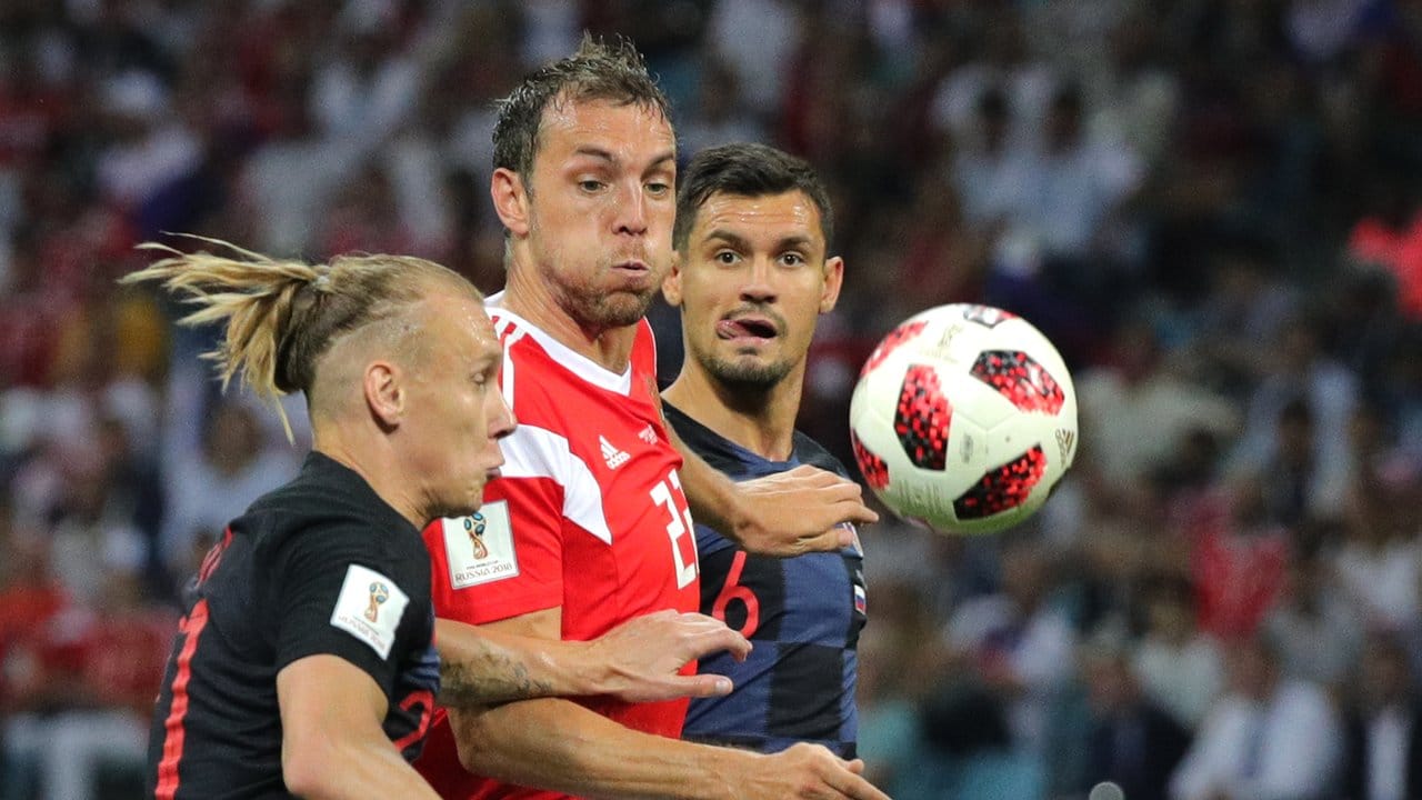 An den Gesichtern ist die Anspannung zu erkennen: Der Russe Artjom Dsjuba (M) kämpft mti den Kroaten Domagoj Vida (l) und Dejan Lovren um den Ball. An den Gesichtern ist die Anspannung zu erkennen: Der Russe Artjom Dsjuba (M) kämpft mti den Kroaten Domagoj Vida (l) und Dejan Lovren um den Ball.