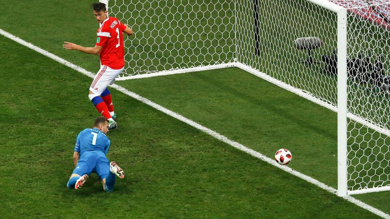 Russlands Torwart Igor Akinfejew und Teamkollege Ilja Kutepow schauen dem Ball hinterher, der am Innenpfosten abprallt und aus dem Tor fliegt. Russlands Torwart Igor Akinfejew und Teamkollege Ilja Kutepow schauen dem Ball hinterher, der am Innenpfosten abprallt und aus dem Tor fliegt.