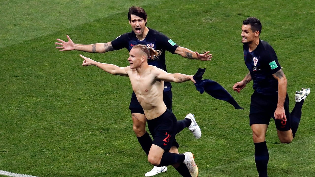 Der Kroate Domagoj Vida (M) hat sein Trikot ausgezogen und feiert mit seinen Teamkollegen das 2:1 gegen Russland in der Verlängerung. Der Kroate Domagoj Vida (M) hat sein Trikot ausgezogen und feiert mit seinen Teamkollegen das 2:1 gegen Russland in der Verlängerung.