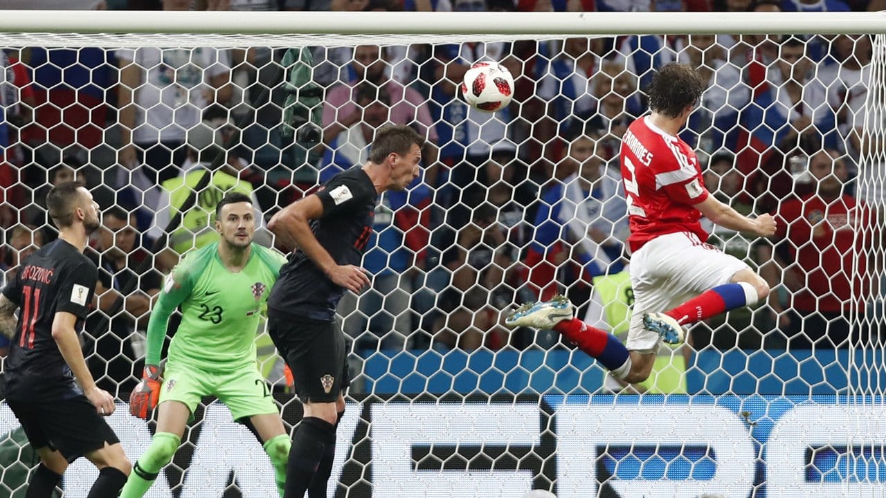 Mit seinem Kopfballtor zum 2:2 bringt Mario Fernandes (r) Russland ins Elfmeterschießen gegen Kroatien. Mit seinem Kopfballtor zum 2:2 bringt Mario Fernandes (r) Russland ins Elfmeterschießen gegen Kroatien.