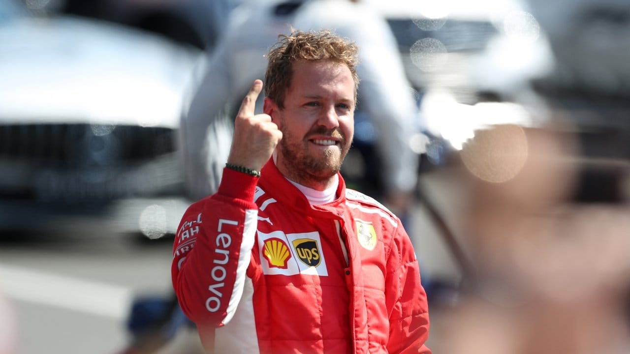 Der deutsche Formel-1-Star Sebastian Vettel jubelt über seinen Sieg in Silverstone.
