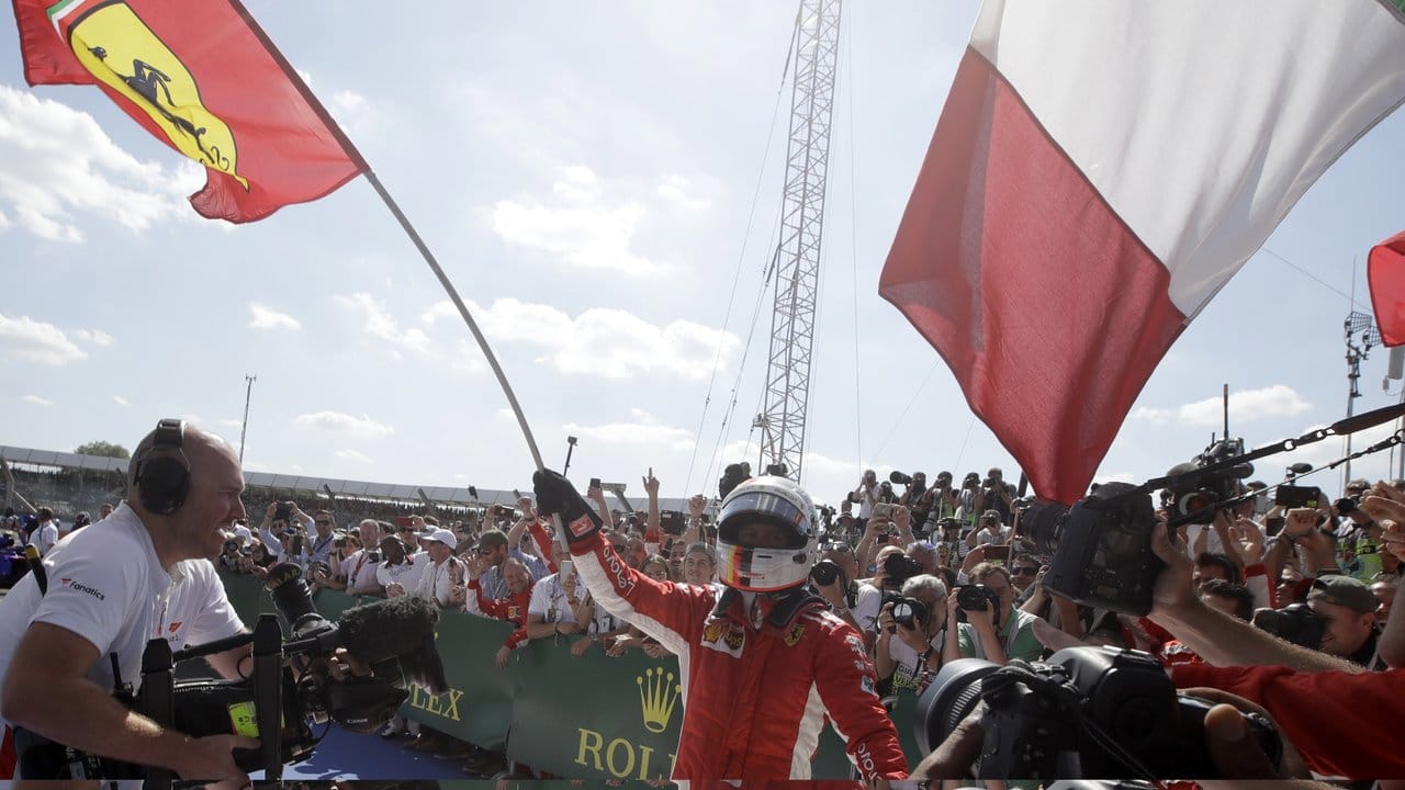 Jubel mit Ferrari-Flagge: Sebastian Vettel aus Deutschland gewinnt Formel-1-Rennen in Silverstone.