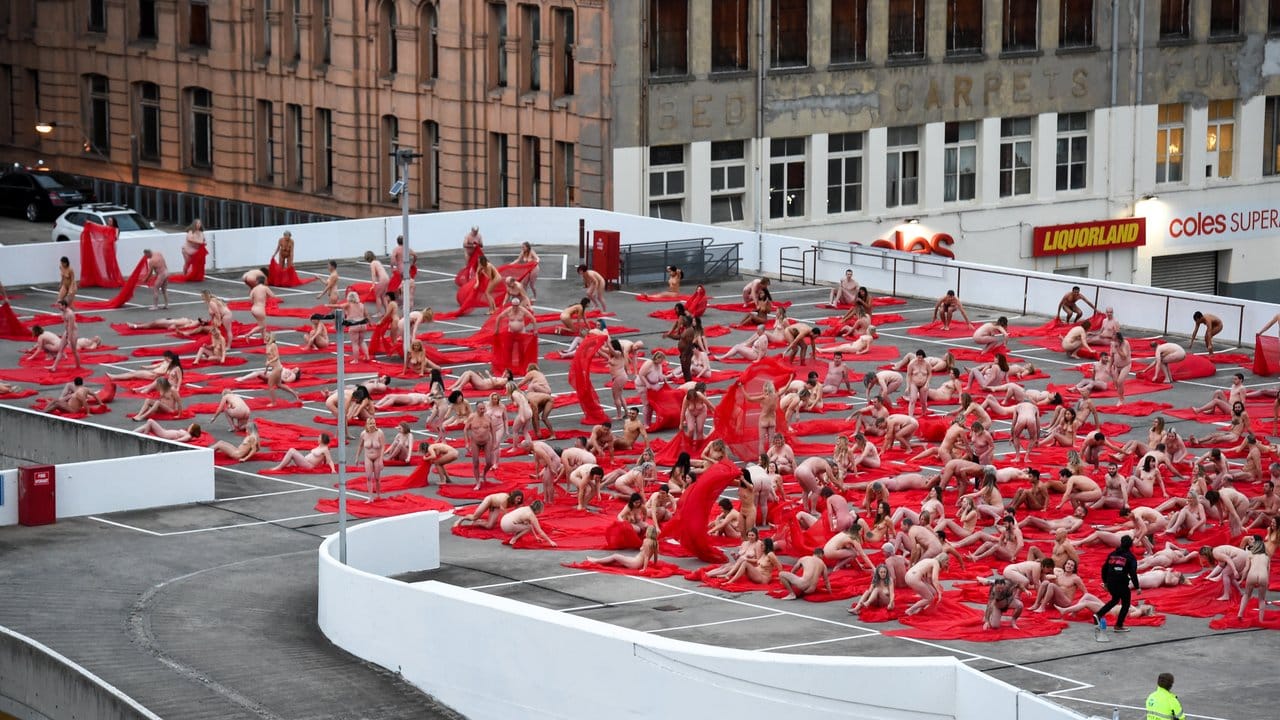 Ein schnödes Parkhausdach wird zum Kunstevent.