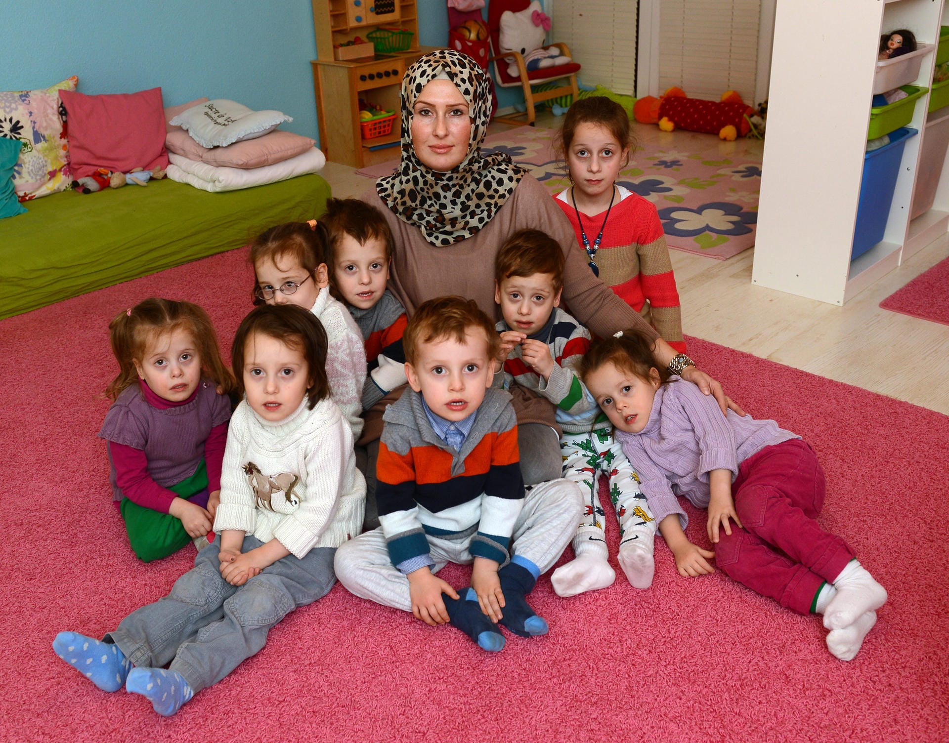 Das Bild ist im Dezember 2012 entstanden: Die Geschwister Zehra, Esma, Ahmed, Rana, Malik-Musa, Adem, Zeynep und Meryem (von links nach rechts) sitzen in ihrem Spielzimmer in Berlin um ihre Mutter Roksana Temiz herum.