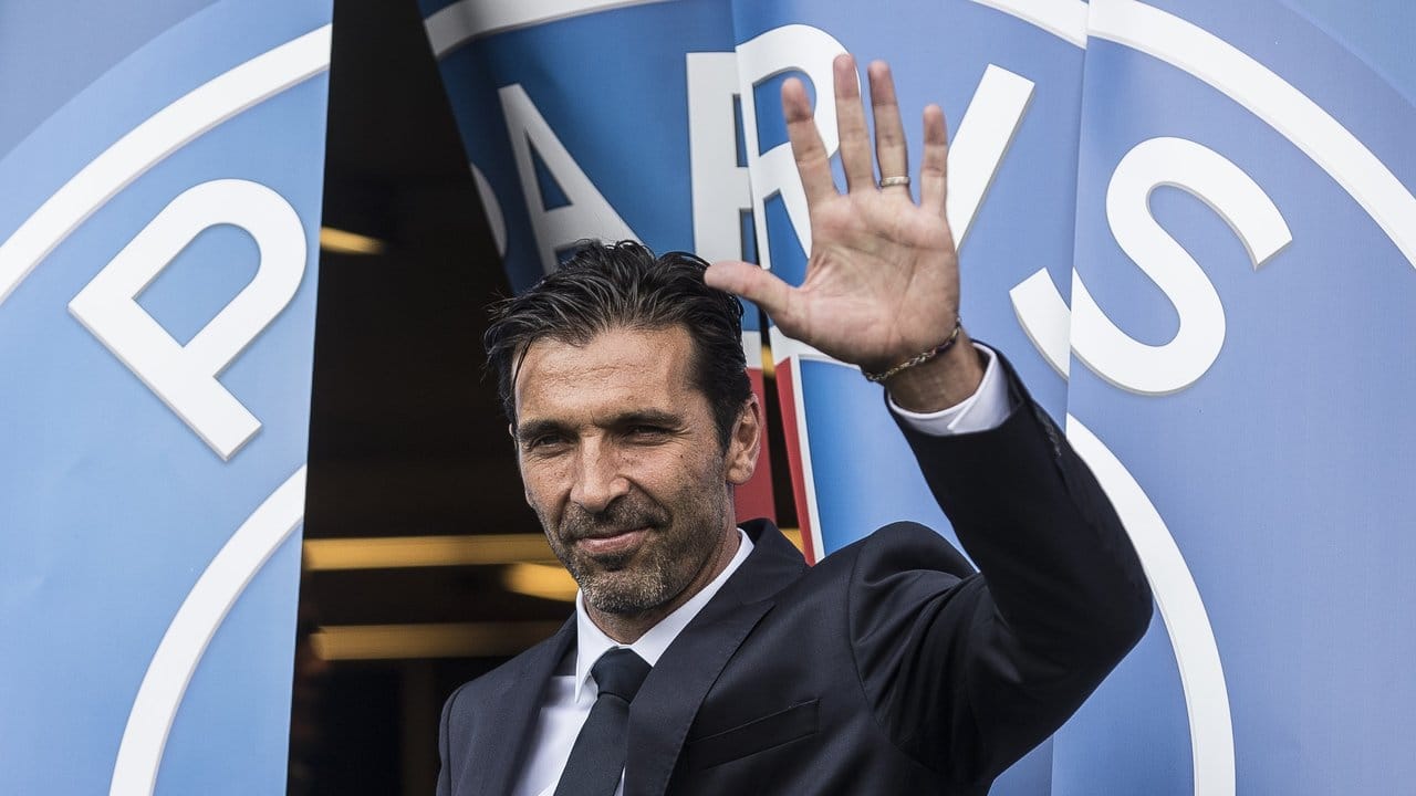 Gianluigi Buffon, der neue Torhüter des Fußballvereins Paris Saint-Germain, während seiner offiziellen Vorstellung. Gianluigi Buffon, der neue Torhüter des Fußballvereins Paris Saint-Germain, während seiner offiziellen Vorstellung.