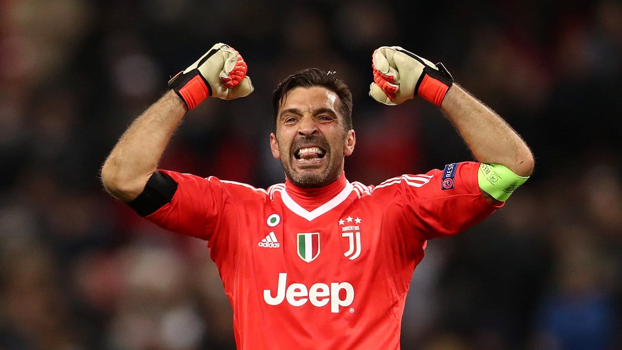Torwart-Legende Gianluigi Buffon wird bald das PSG-Trikot tragen. Torwart-Legende Gianluigi Buffon wird bald das PSG-Trikot tragen.