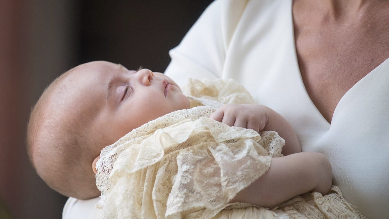 Herzogin Kate trägt den kleinen Louis zu seiner Taufe.