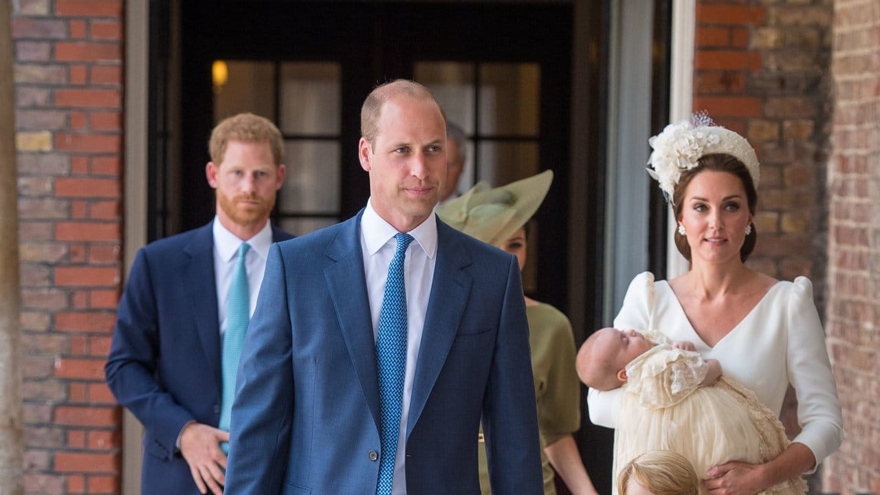 Auch Prinzessin Charlotte und Prinz George, wie immer in kurzen Hosen, waren bei der Taufe dabei.