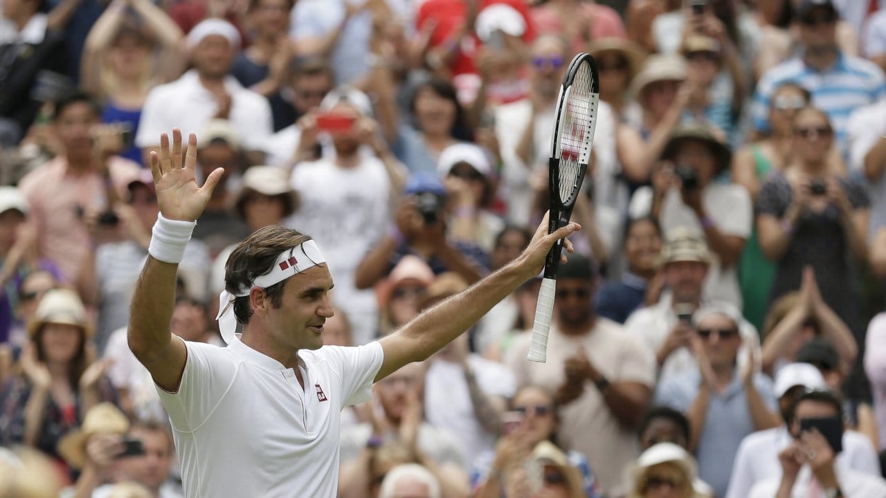 Roger Federer jubelt über seinen Sieg.