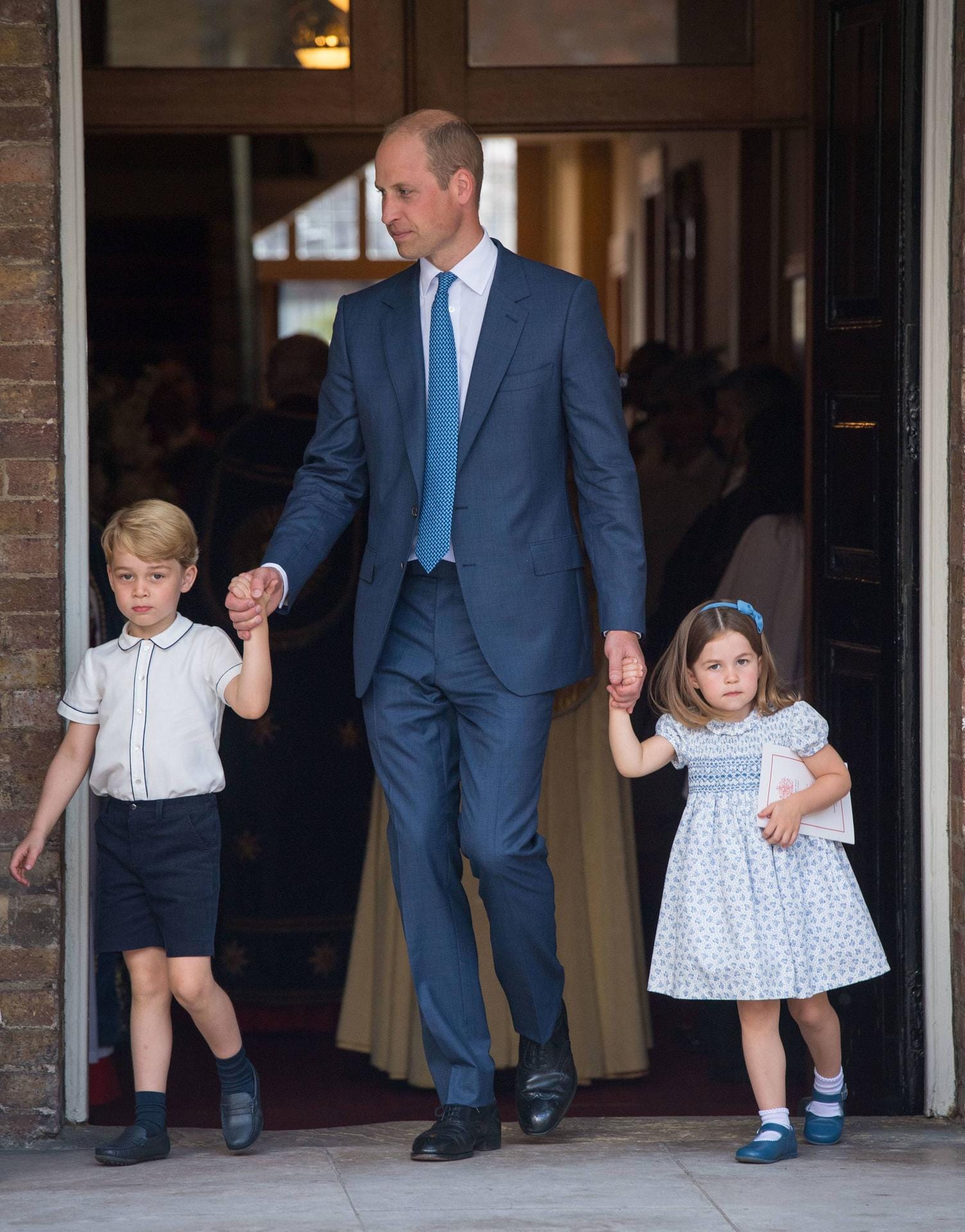 Kritische Blicke Richtung Presse: So ganz können Prinz George und Prinzessin Charlotte sich noch nicht an den Medienrummel gewöhnen.