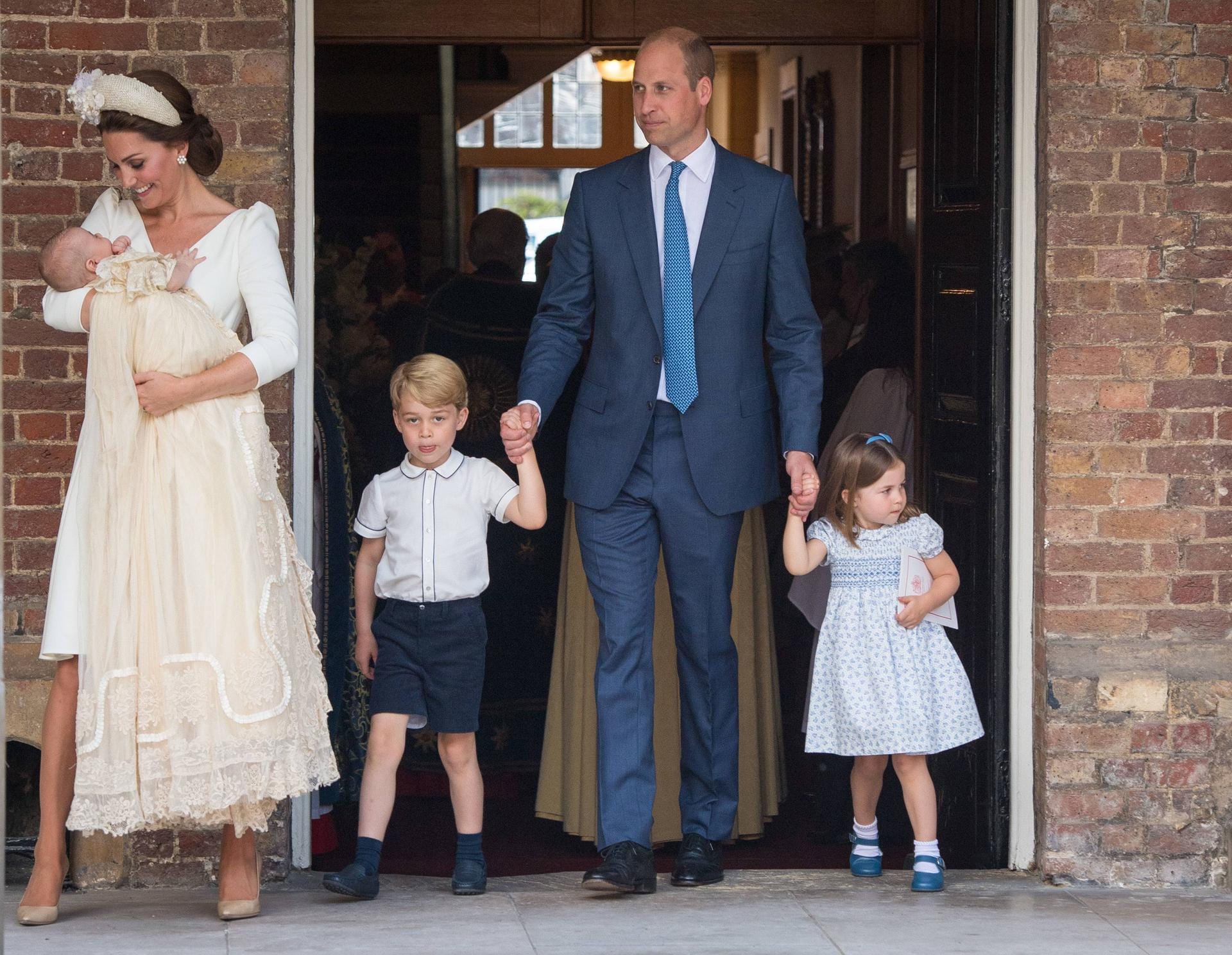 Glücklich nach der Taufe: Herzogin Kate himmelt ihren kleinen Sohn an.