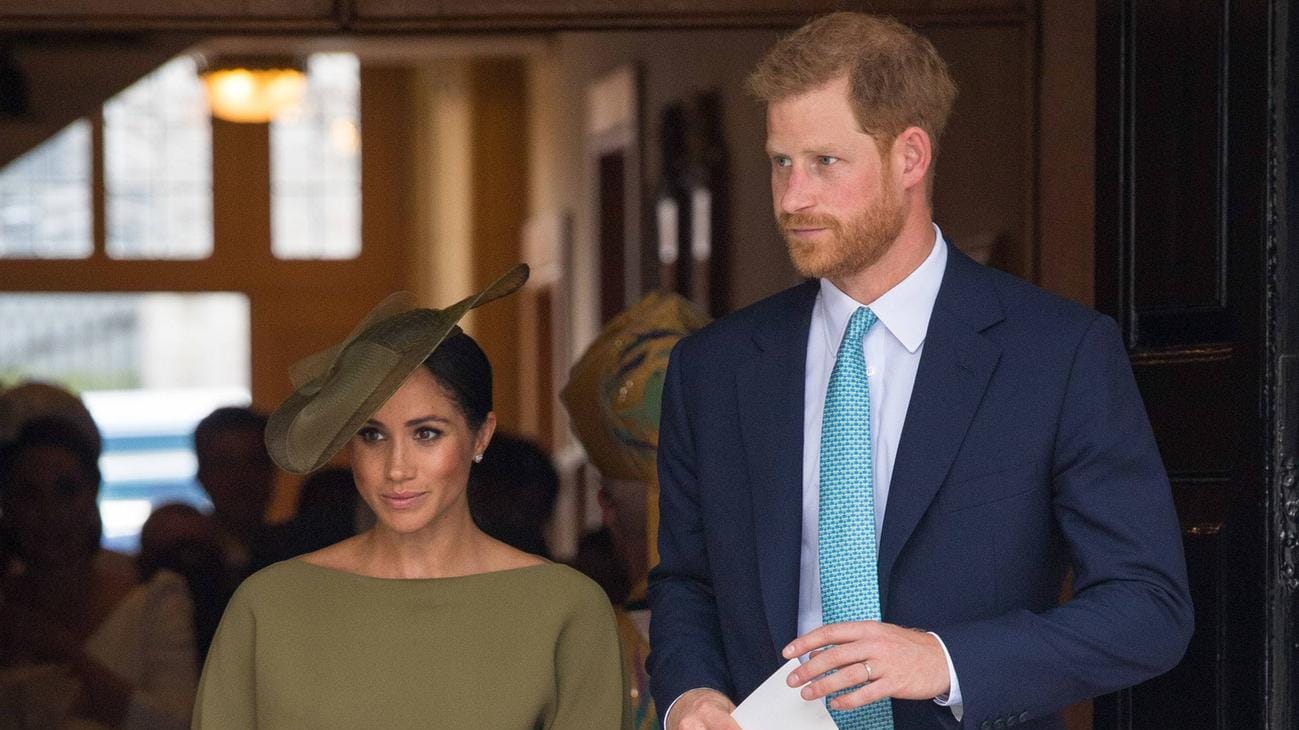 Herzogin Meghan kam in Olivgrün: Während alle anderen in Blau und Creme kamen, setzte die Ehefrau von Prinz Harry auf ein Modell von Ralph Lauren.