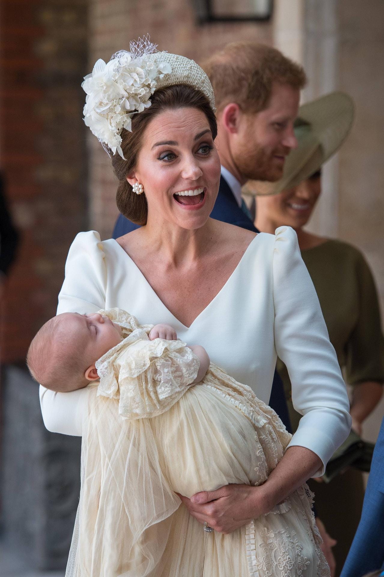 Bezaubernd in Alexander McQueen: Herzogin Kate strahlte bei ihrer Ankunft. Auf ihrem Arm: der kleine Prinz Louis in seinem Taufkleid.