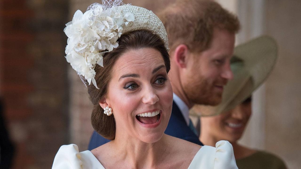 Bezaubernd in Alexander McQueen: Herzogin Kate strahlte bei ihrer Ankunft. Auf ihrem Arm: der kleine Prinz Louis in seinem Taufkleid.