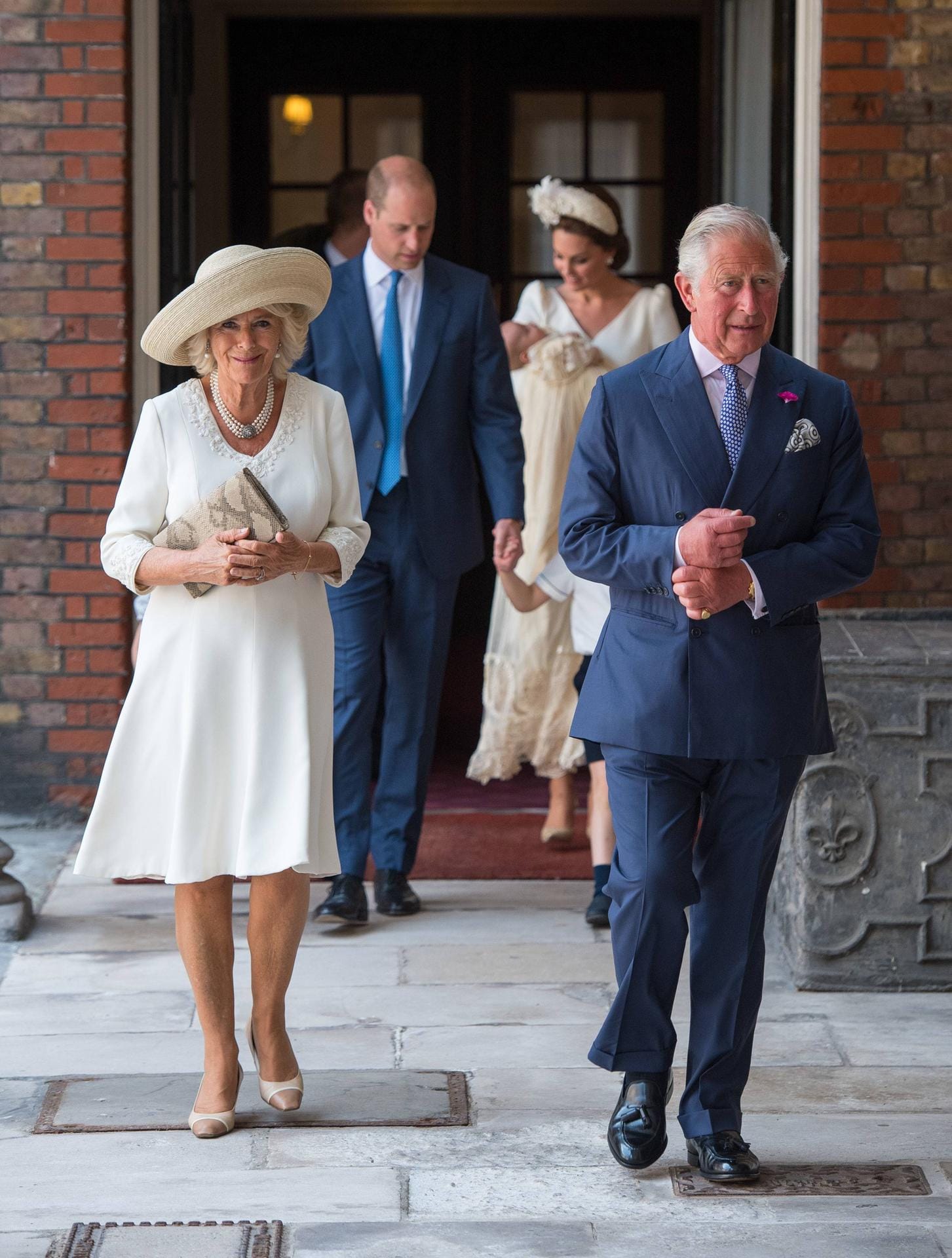 Sie kamen zuerst: Herzogin Camilla und Prinz Charles durften als stolze Großeltern von Prinz Louis natürlich nicht fehlen.