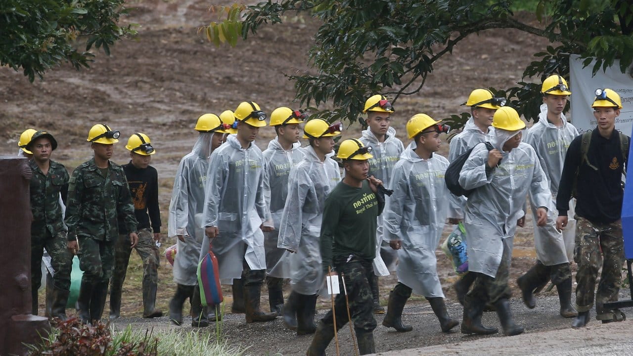 Rettungskräfte sind auf dem Weg zur Höhle, in der sich noch Mitglieder der Jugend-Fußball-Mannschaft befinden.