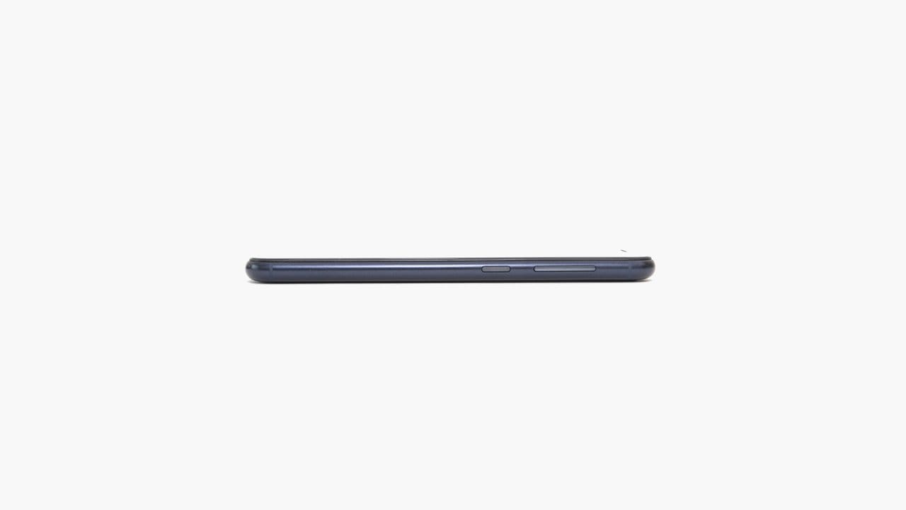 Nachtblauer Aluminiumkörper, durchbrochen von zwei Kunststoffbändern für die Antennen: Äußerlich erinnert das GS185 an das iPhone 6. Nachtblauer Aluminiumkörper, durchbrochen von zwei Kunststoffbändern für die Antennen: Äußerlich erinnert das GS185 an das iPhone 6.