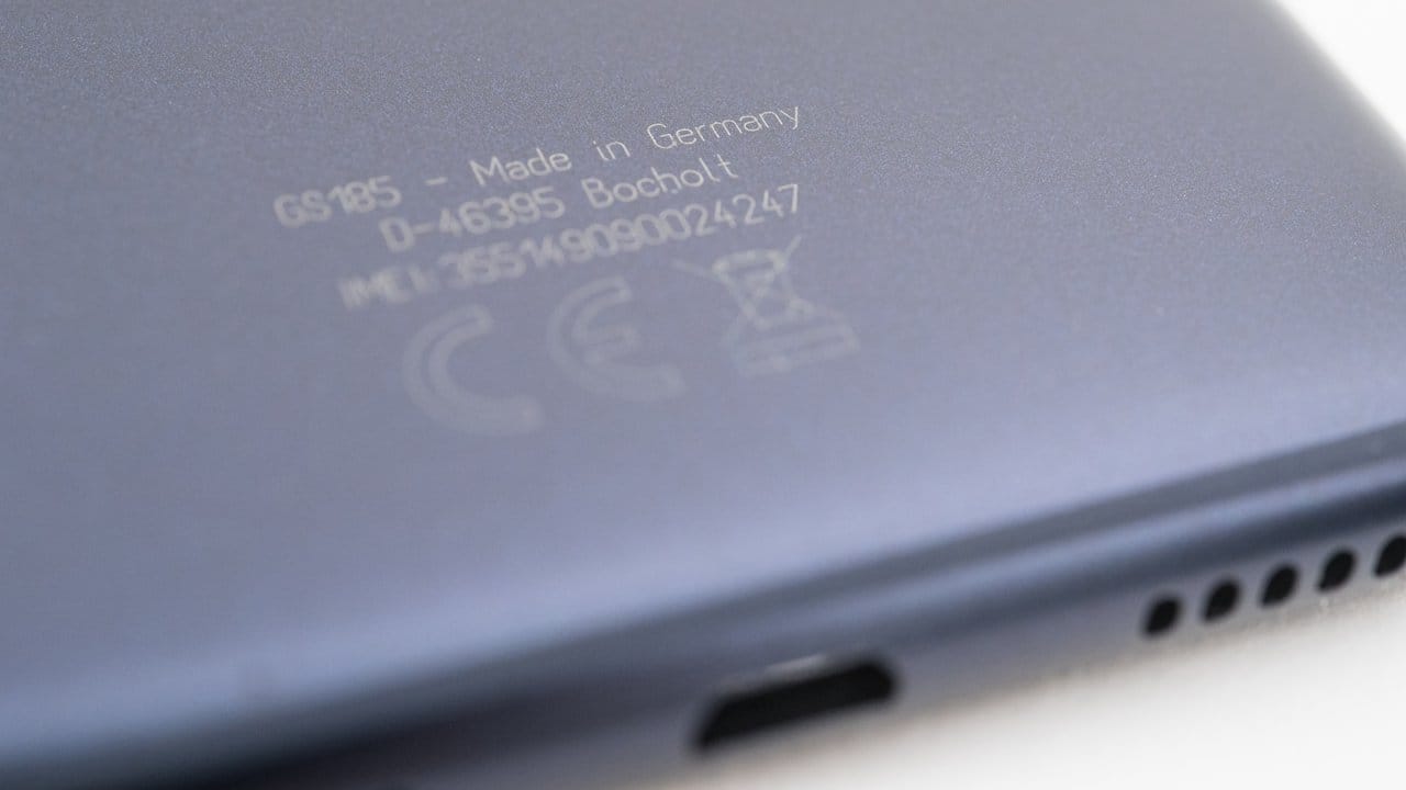 Das "Made in Germany" ist auf dem nachtblauen Metallgehäuse deutlich zu sehen. Das "Made in Germany" ist auf dem nachtblauen Metallgehäuse deutlich zu sehen.