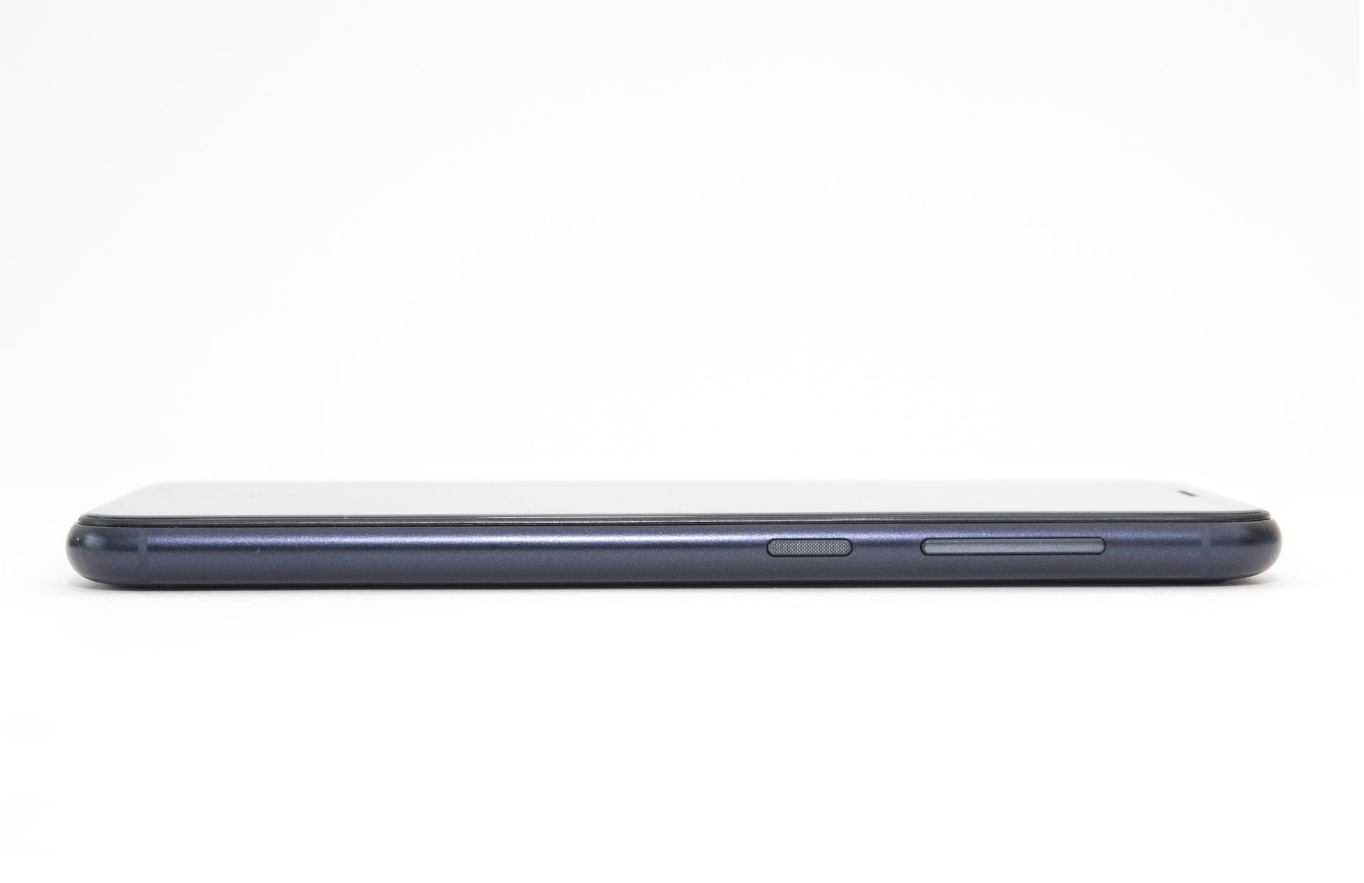 Nachtblauer Aluminiumkörper, durchbrochen von zwei Kunststoffbändern für die Antennen: Äußerlich erinnert das GS185 an das iPhone 6.
