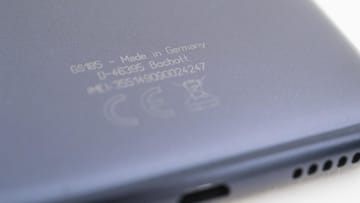 Das "Made in Germany" ist auf dem nachtblauen Metallgehäuse des Gigaset GS185 deutlich zu sehen.